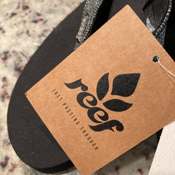 NWT WOMENS REEF STARGAZER FLIP FLOPS-Purchased at Macys…never worn. - Picture 2 of 4